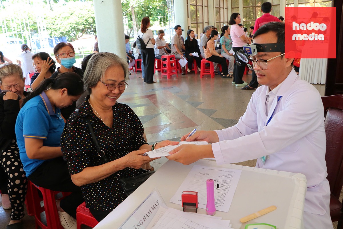Người dân tại TP.HCM được thăm khám sức khỏe miễn phí không phân biệt thường trú, tạm trú - Ảnh: THU HIẾN