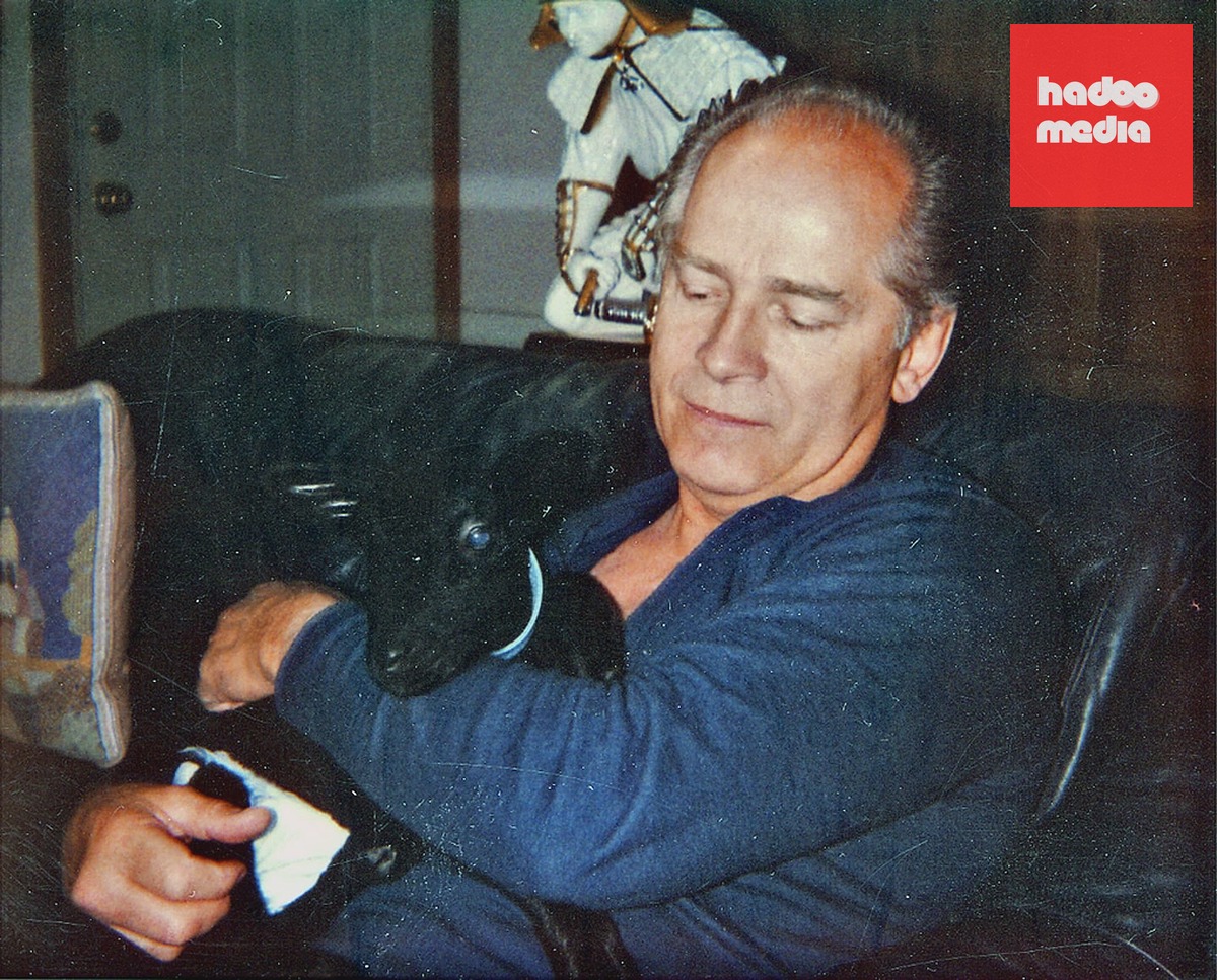 James "Whitey" Bulger ôm một con dê trong bức ảnh chụp trước khi biến mất năm 1995. Ảnh: FBI