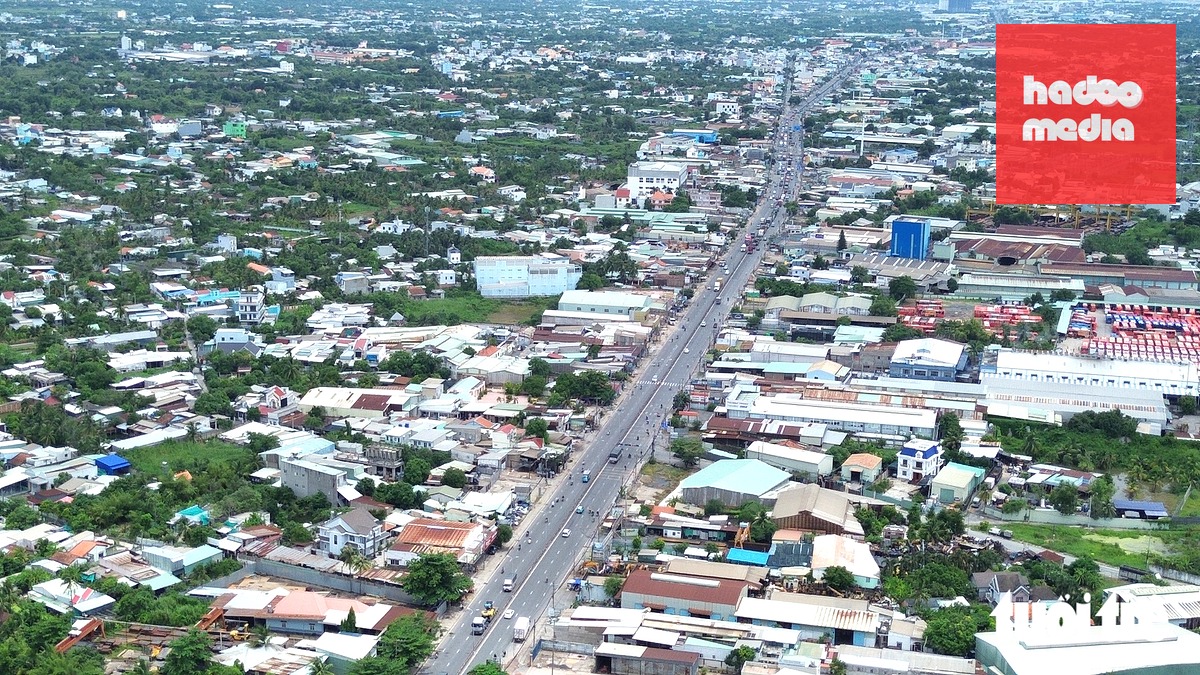 Quốc lộ 1 (nay là đường Lê Khả Phiêu), đoạn qua xã Tân Nhựt và xã Bình Chánh - Ảnh: NGỌC KHẢI