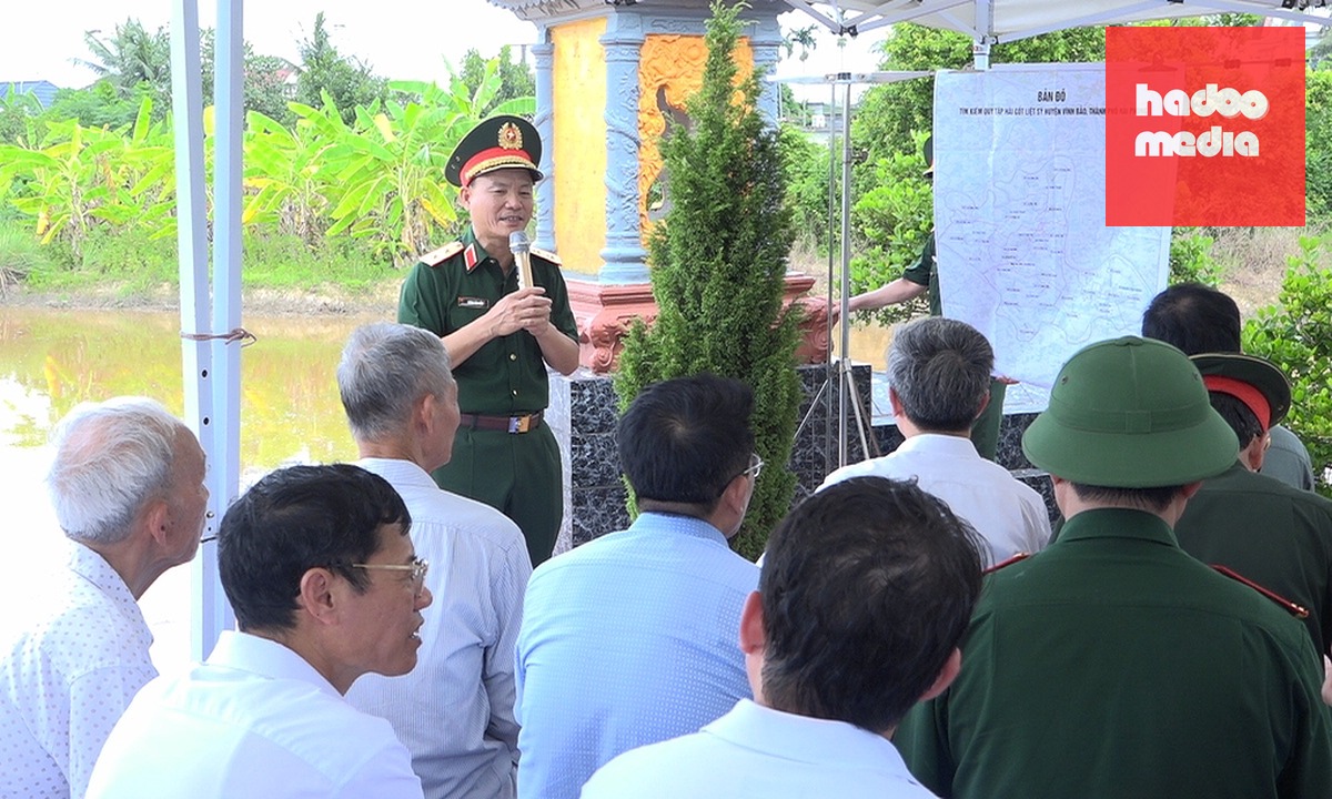 Đoàn khảo sát làm việc thực địa tại khu Mả Chìa trước khi lên kế hoạch khai quật tìm hài cốt liệt sĩ. Ảnh: Lê Trường