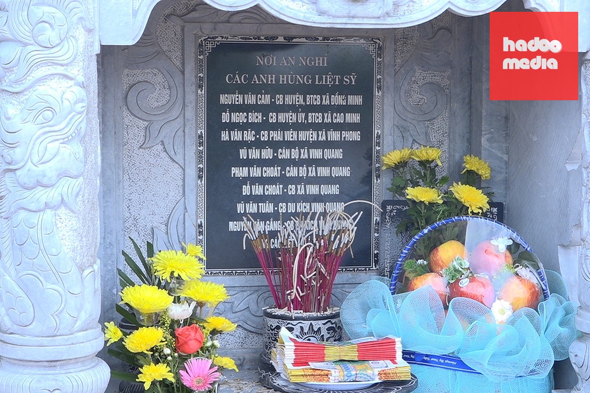 Khu mộ gió và bia tưởng niệm 8 liệt sĩ được thân nhân xây dựng. Ảnh: Lê Trường