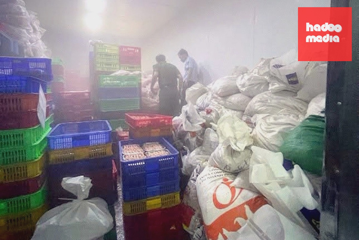Công an kiểm tra cơ sở chế biến chân gà rút xương. Ảnh: Thái Hà