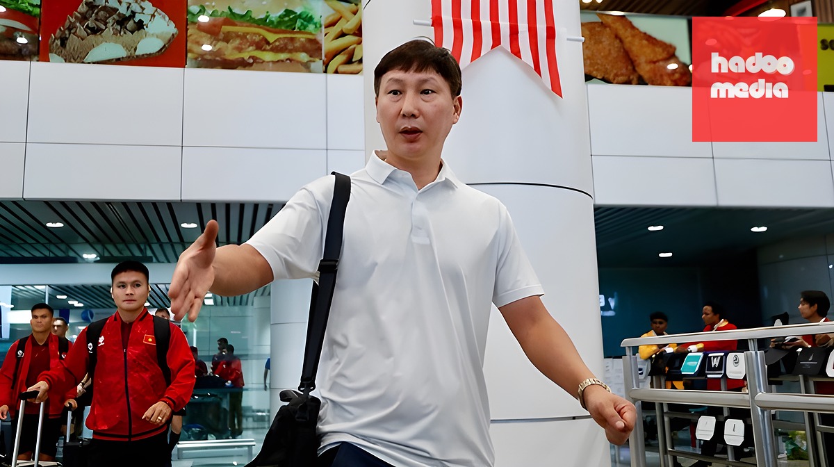 HLV Kim Sang Sik trước giờ di chuyển đến Malaysia. (Ảnh: VFF)