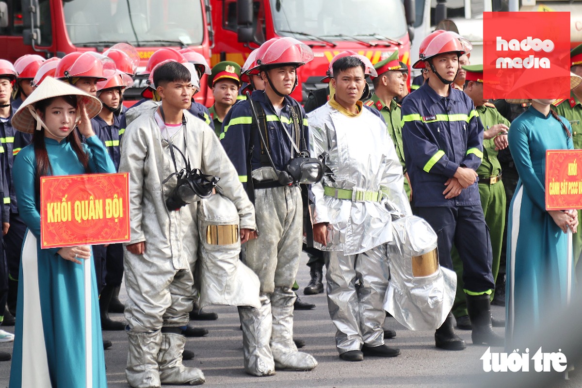 Sáng 14-8, UBND tỉnh Nghệ An tổ chức diễn tập phương án chữa cháy và cứu nạn, cứu hộ tại kho xăng dầu Bến Thủy, phường Trường Vinh, Nghệ An. Để phục vụ thực tập phương án, công tác chuẩn bị đã được các lực lượng thực hiện công phu, kỹ lưỡng và bài bản, huy động hơn 350 người thuộc các lực lượng tham gia và nhiều phương tiện, thiết bị hiện đại được sử dụng - Ảnh: DOÃN HÒA