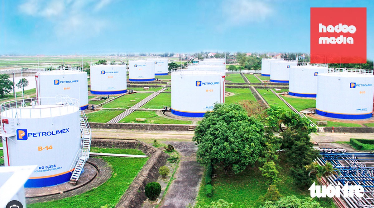 Kho xăng dầu Bến Thủy là công trình có ý nghĩa đặc biệt quan trọng, đóng vai trò là đầu mối dự trữ và cung ứng nhiên liệu chủ chốt của tỉnh Nghệ An và khu vực Bắc Trung Bộ. Do tính chất đặc thù chứa lượng lớn nhiên liệu phục vụ kinh tế và dân sinh, nơi đây luôn tiềm ẩn nguy cơ cháy nổ cao. Bất kỳ sự cố nào xảy ra tại kho cũng có thể gây thiệt hại lớn về tính mạng, tài sản, gây ảnh hưởng nghiêm trọng đến kinh tế, chính trị, xã hội và môi trường của tỉnh - Ảnh: Petrolimex Nghệ An