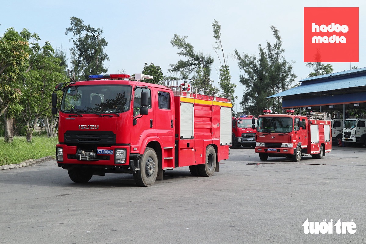 Phòng Cảnh sát phòng cháy chữa cháy và cứu nạn cứu hộ Công an tỉnh Nghệ An đã nhanh chóng điều động các đội chuyên nghiệp gần nhất với 40 cán bộ, chiến sĩ cùng phương tiện hiện đại như xe thang 32m, 52m, robot chữa cháy chuyên dụng đến hiện trường - Ảnh: DOÃN HÒA