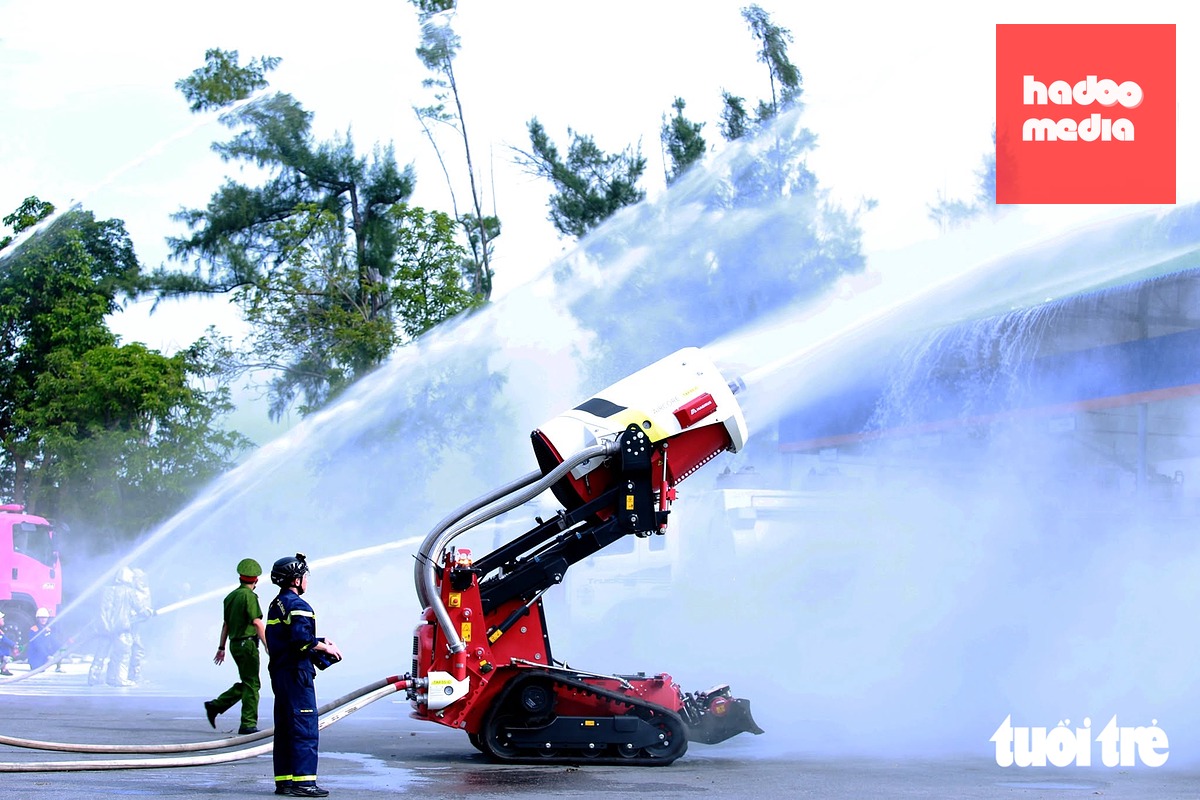 ‘Chiến binh’ robot điều khiển từ xa dập lửa kho xăng dầu - Ảnh 10.
