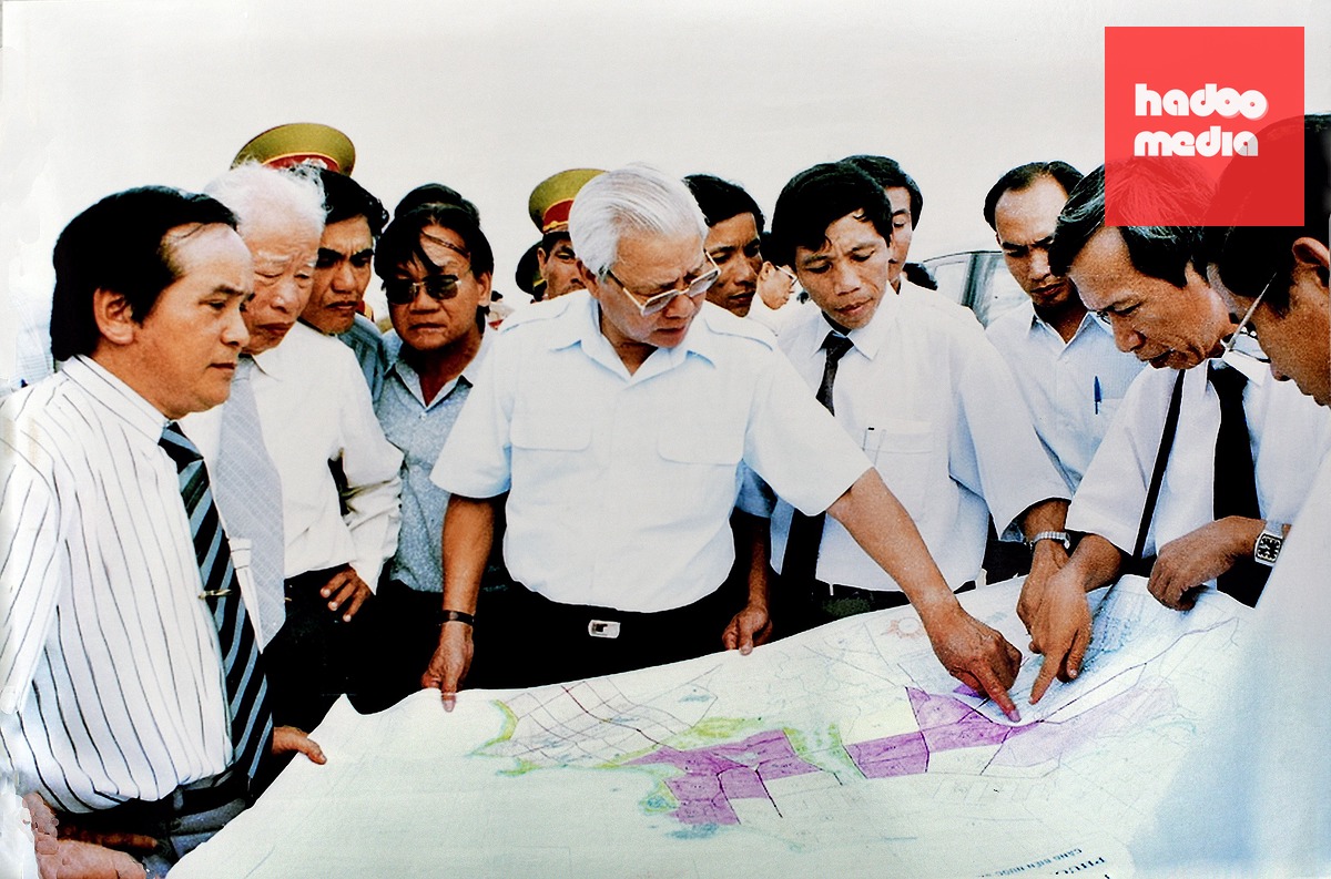 Chiều 29-7-1995, Thủ tướng Võ Văn Kiệt về thăm tỉnh Quảng Ngãi. Trong ảnh: Thủ tướng xem quy hoạch tổng thể xây dựng TP Vạn Tường phục vụ cho Khu công nghiệp Lọc hóa dầu và cụm cảng Dung Quất - Ảnh NGUYỄN ĐĂNG LÂM