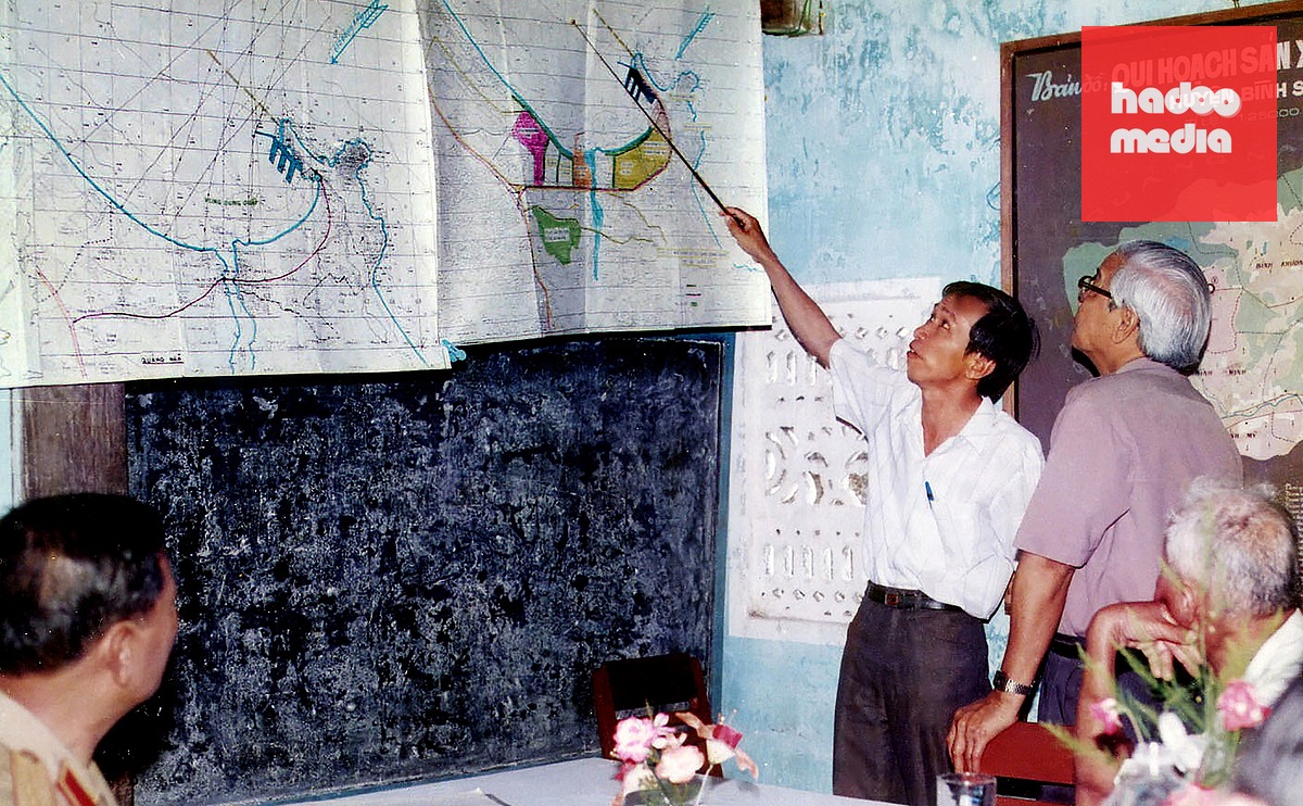 Thủ tướng Võ Văn Kiệt nghe tiến sĩ Trương Đình Hiển báo cáo về vịnh nước sâu Dung Quất ngày 19-9-1994 - Ảnh: NGUYỄN ĐĂNG LÂM