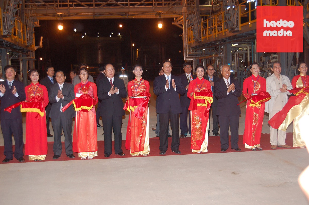 Lãnh đạo Đảng, Nhà nước, Quốc hội cắt băng trong lễ đón dòng sản phẩm đầu tiên của Nhà máy lọc dầu Dung Quất - Ảnh: NGUYỄN ĐĂNG LÂM