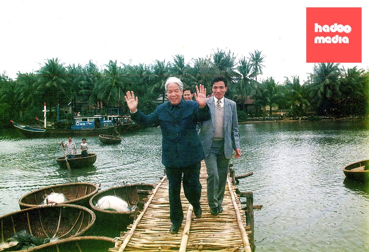 Tổng Bí thư Đỗ Mười vẫy tay chào cán bộ và nhân dân xã Bình Thuận (nay là xã Vạn Tường) khi qua cầu tre đi thị sát ven biển Dung Quất vào năm 1996 - Ảnh: NGUYỄN ĐĂNG LÂM