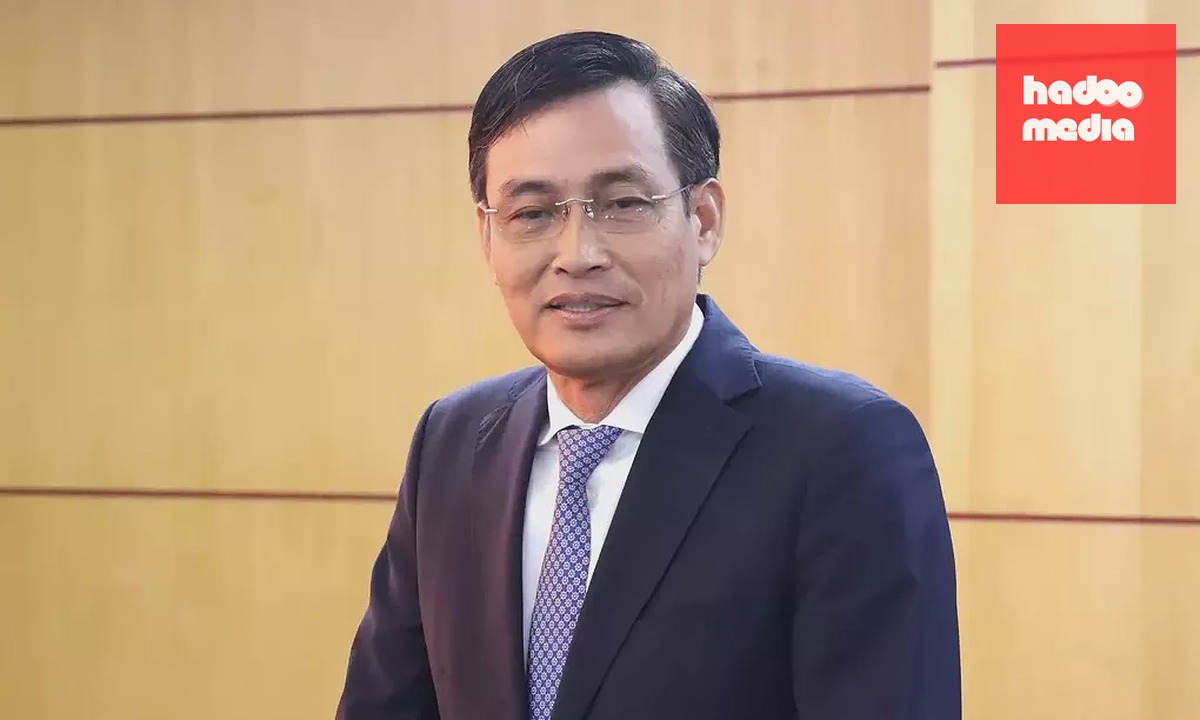 Ông Trần Qúy Kiên khi nhận quyết định nghỉ hưu, tháng 12/2025. Ảnh: Bộ Nông nghiệp và Môi trường