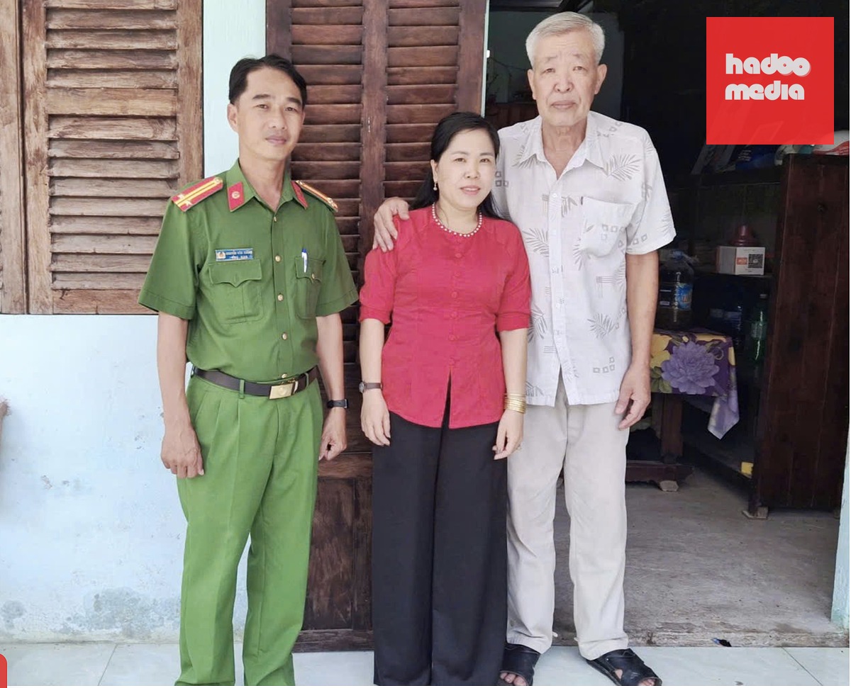 Chị Huỳnh Thị Cẩm Tú và ông Phan Văn Quý nghẹn ngào, xúc động gặp lại sau 43 năm thất lạc khi được Công an phường Mỹ Quới hỗ trợ tìm kiếm - Ảnh: Công an TP Cần Thơ