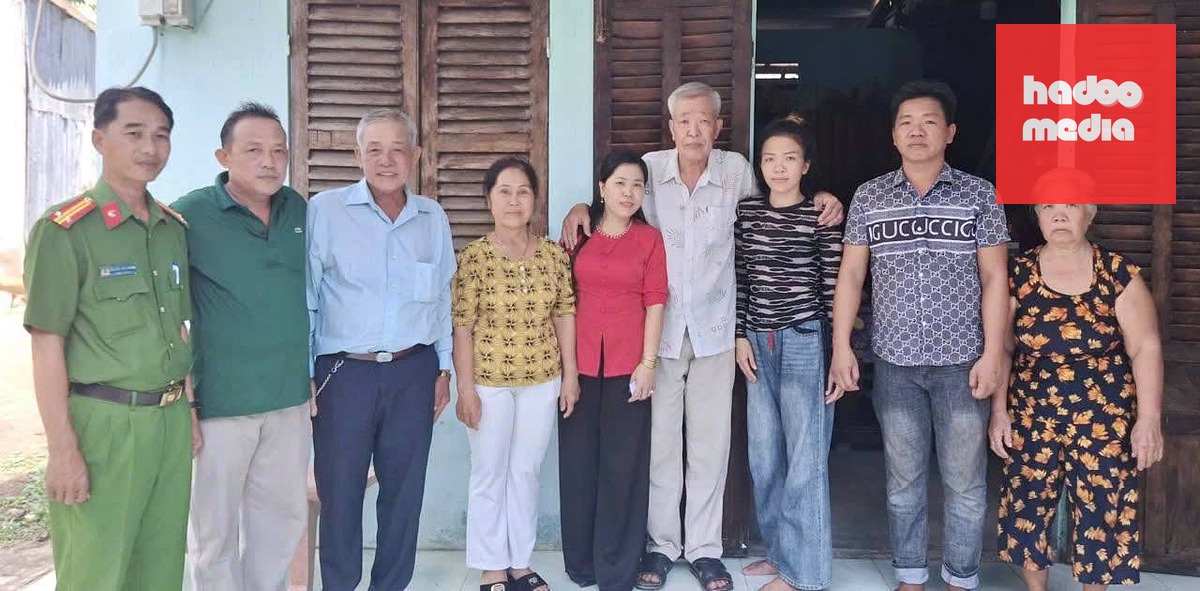 Cán bộ Công an phường Mỹ Quới chụp ảnh lưu niệm cùng gia đình - Ảnh: Công an TP Cần Thơ