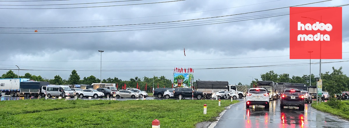 Đoạn vòng xoay đường tránh Đông - quốc lộ 27 kẹt xe cục bộ - Ảnh: TÂM AN