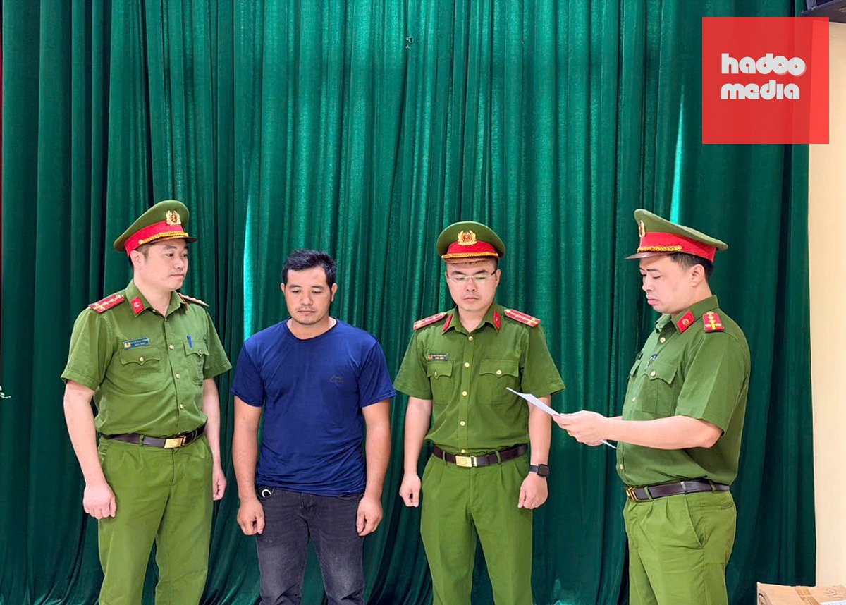 Cơ quan điều tra thi hành quyết định khởi tố vụ án hình sự và khởi tố bị can đối với Phùng Văn Tuấn - Giám đốc Công ty TNHH Tuấn Linh 89 - Ảnh: Công an tỉnh Phú Thọ