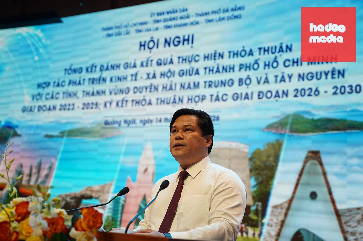 Ông Trần Phước Hiền, Phó chủ tịch UBND tỉnh Quảng Ngãi, trao đổi tại buổi làm việc - Ảnh: TRẦN MAI