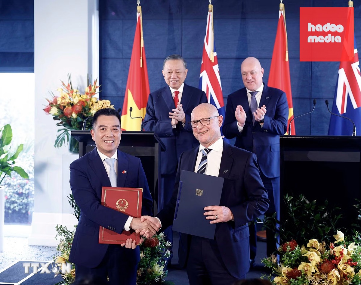 Tổng Bí thư, Chủ tịch nước Tô Lâm và Thủ tướng New Zealand Christopher Luxon chứng kiến trao đổi văn kiện hợp tác giữa hai nước - Ảnh: TTXVN