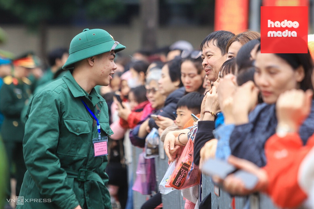 Thanh niên lên đường nhập ngũ thực hiện nghĩa vụ quân sự tại điểm giao, nhận quân số 4 Ban Chỉ huy phòng thủ khu vực 3 – Hồng Hà, Hà Nội, tháng 3/2026. Ảnh: Giang Huy