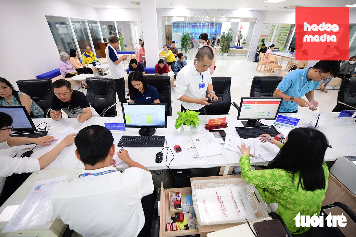 Cán bộ, công chức TP.HCM phục vụ người dân - Ảnh: QUANG ĐỊNH