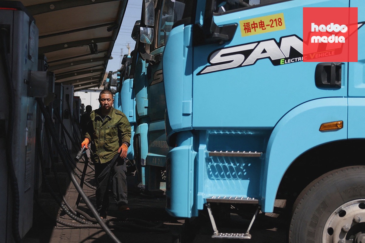 Một tài xế sạc xe tải điện tại trạm sạc ở Đường Sơn, tỉnh Hà Bắc, Trung Quốc, ngày 1/4. Ảnh: Reuters