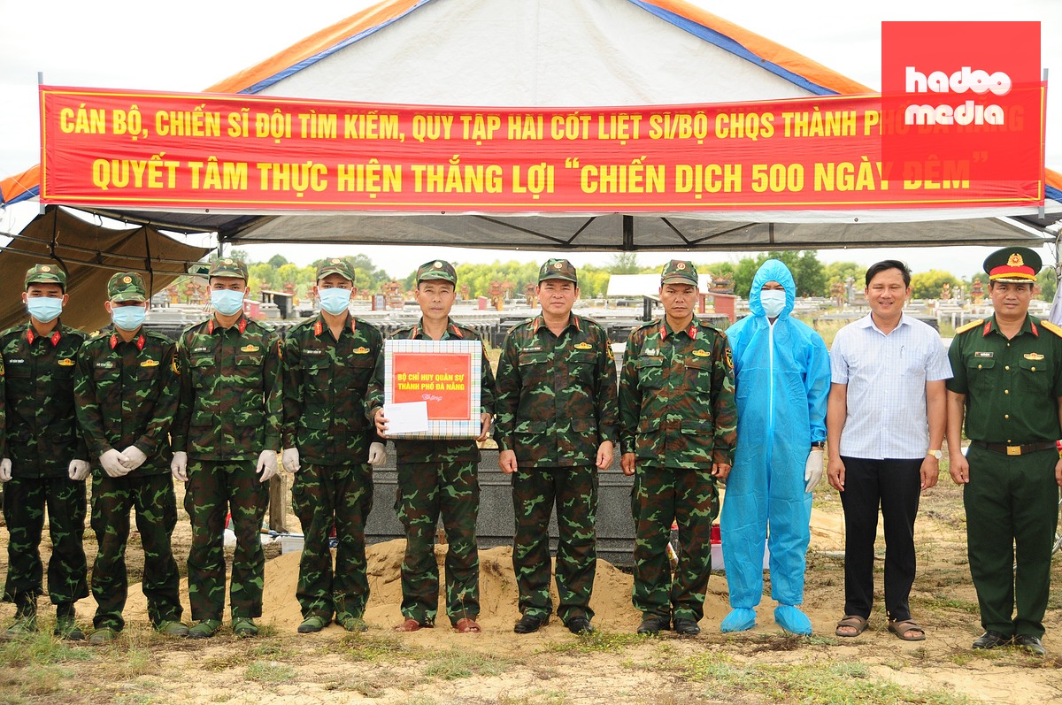 Lãnh đạo Bộ CHQS TP Đà Nẵng thăm, tặng quà cho lực lượng làm nhiệm vụ cất bốc hài cốt liệt sĩ xã Duy Nghĩa - Ảnh: B.D.
