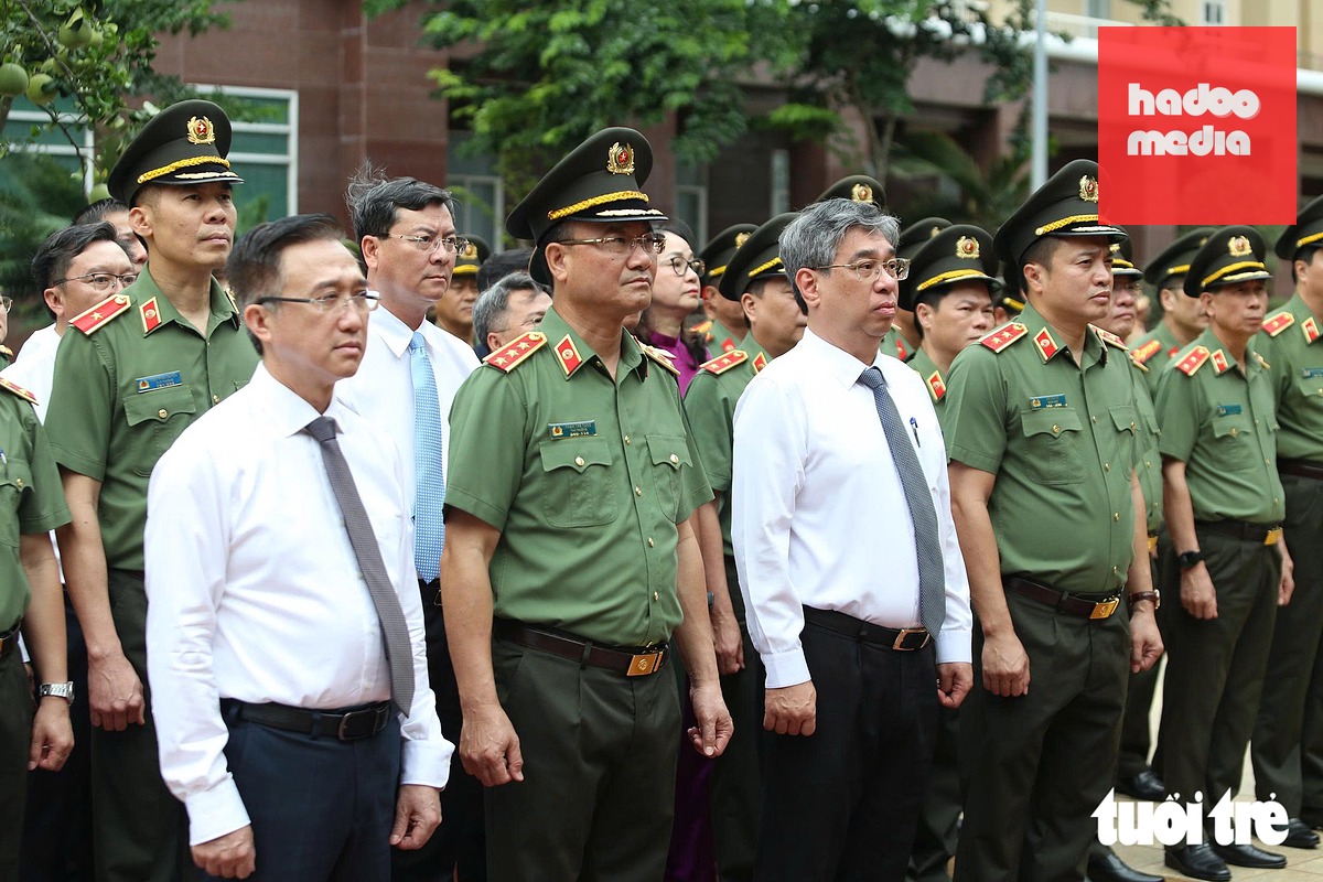 Các đại biểu dâng hương, dâng hoa tại tượng đài Anh hùng liệt sĩ Võ Thị Sáu - Ảnh: MINH HÒA