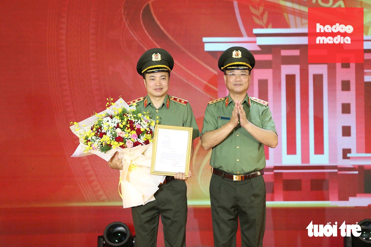 Thượng tướng Phạm Thế Tùng trao quyết định của Bộ trưởng Bộ Công an về thành lập Trường Văn hóa Công an nhân dân V - Ảnh: MINH HÒA