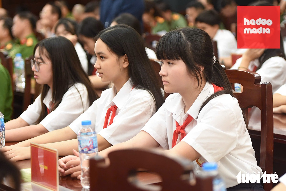 Các em học sinh dự buổi lễ - Ảnh: A LỘC