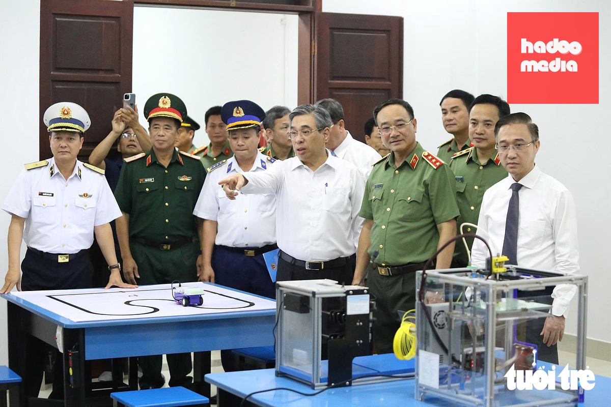 Các đại biểu tham quan phòng học tại Trường Văn hóa Công an nhân dân V - Ảnh: MINH HÒA