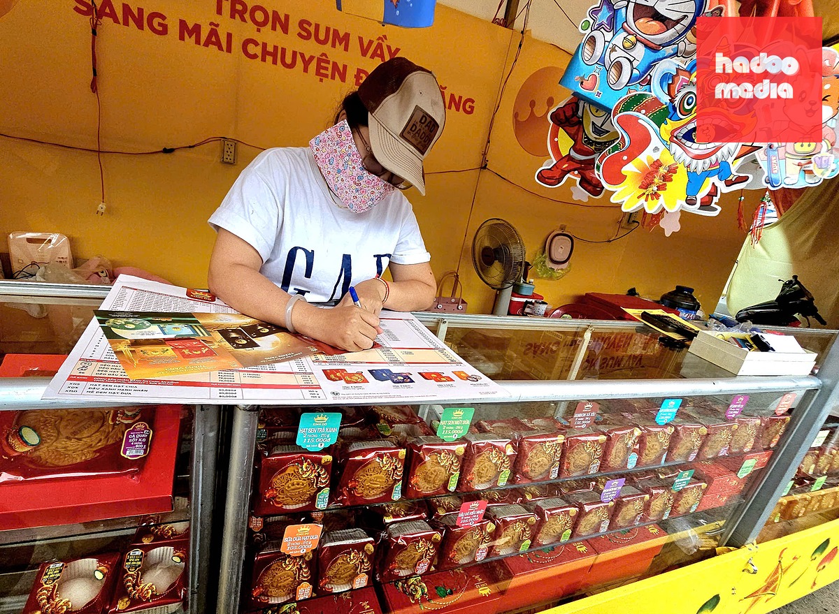 Dọc các cung đường ở TP.HCM, bánh trung thu đã được bày bán khá nhiều tại các cửa hàng "dã chiến" - Ảnh: N.TRÍ