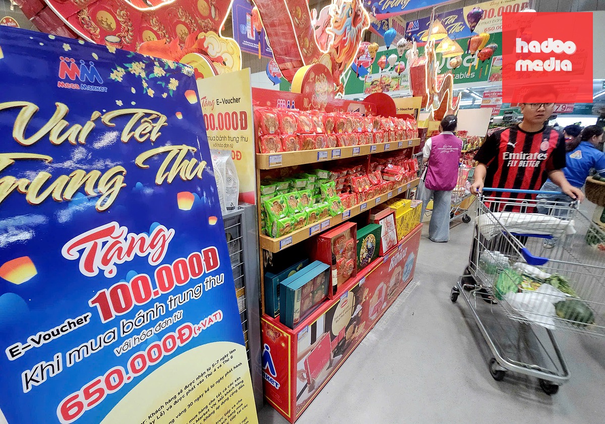 Nhiều siêu thị đã áp dụng khuyến mãi bánh trung thu ngay từ đầu mùa  - Ảnh: N.TRÍ