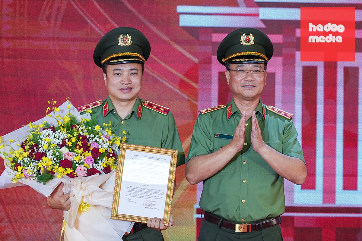 Thượng tướng Phạm Thế Tùng (phải) trao quyết định của Bộ trưởng Công an về việc bổ sung Trường Văn hóa CAND V vào tổ chức bộ máy của CA TP HCM cho Trung tướng Mai Hoàng, Giám đốc Công an thành phố. Ảnh: Trường Hà