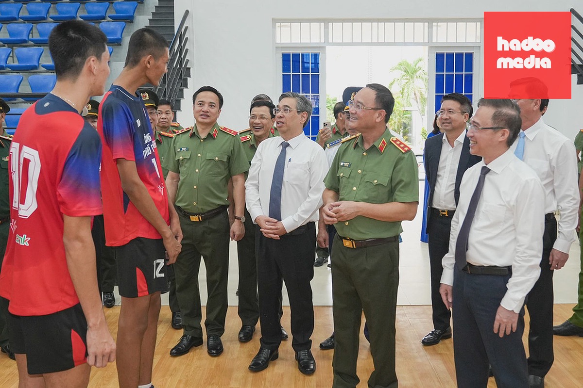 Thượng tướng Phạm Thế Tùng cùng lãnh đạo TP HCM trò chuyện với các học sinh tại nhà thi đấu thể thao. Ảnh: Trường Hà