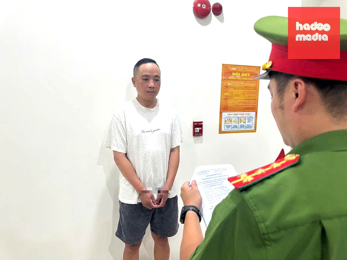 Nghi phạm tại cơ quan công an - Ảnh: H.B.