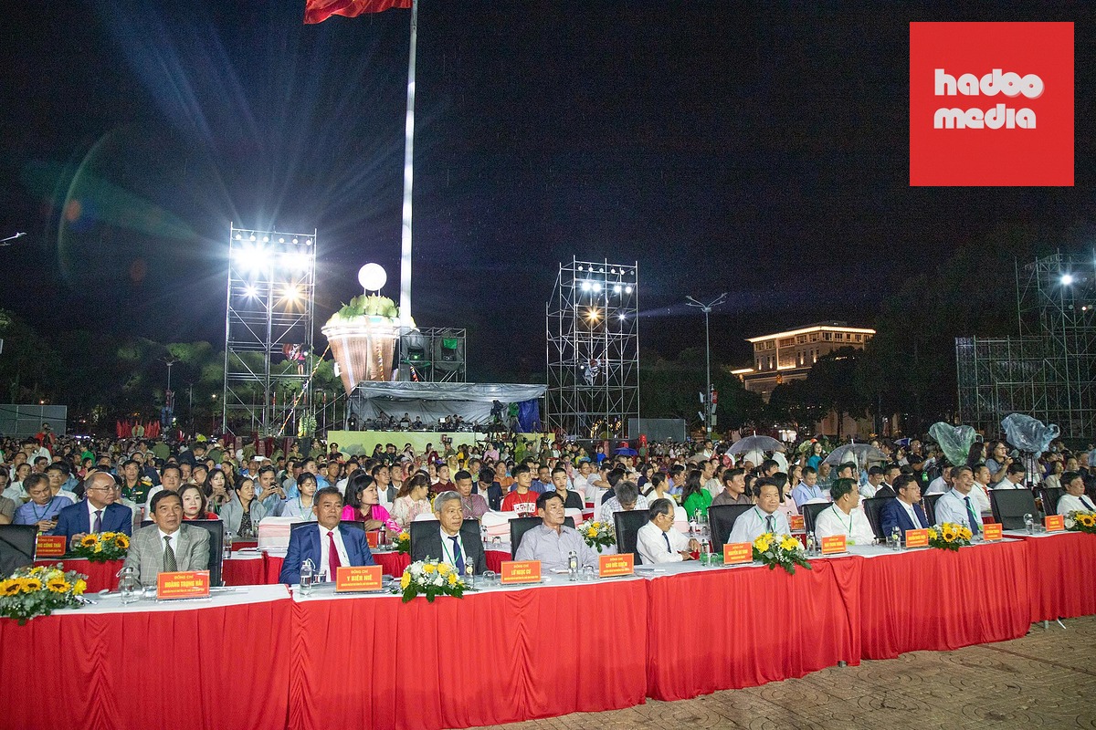 Đông đảo khách mời, người dân và du khách tại lễ khai mạc Lễ hội sầu riêng - Ảnh: MINH PHƯƠNG