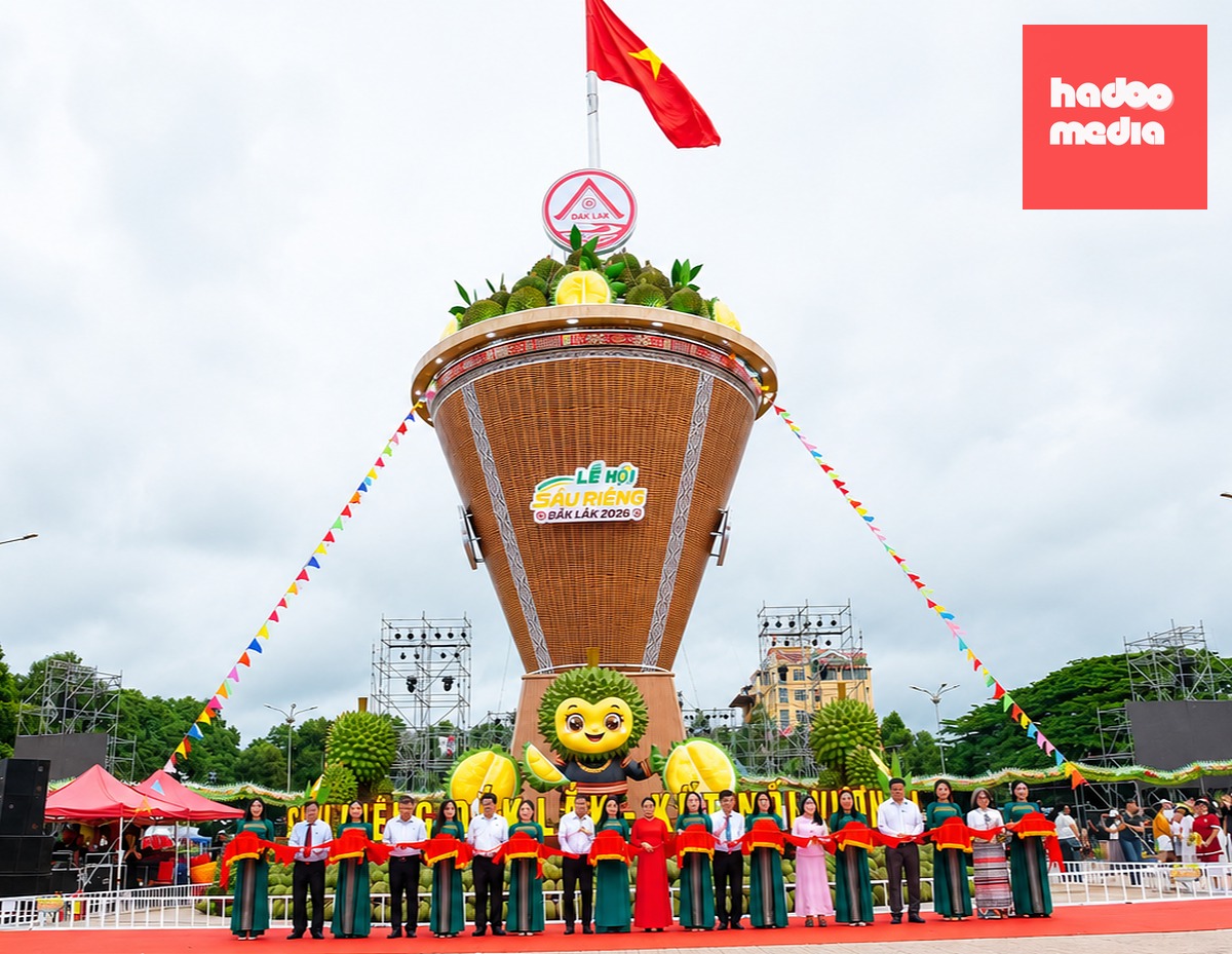 Mô hình gùi sầu riêng lớn nhất Việt Nam tại quảng trường 10-3, phường Buôn Ma Thuột - Ảnh: MINH PHƯƠNG