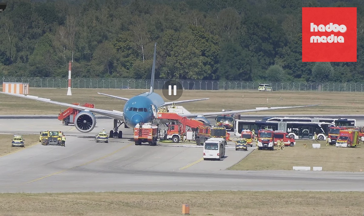 Máy bay Boeing 787-9 được các lực lượng sân bay Munich hỗ trợ khi hạ cánh khẩn cấp. Ảnh cắt từ clip