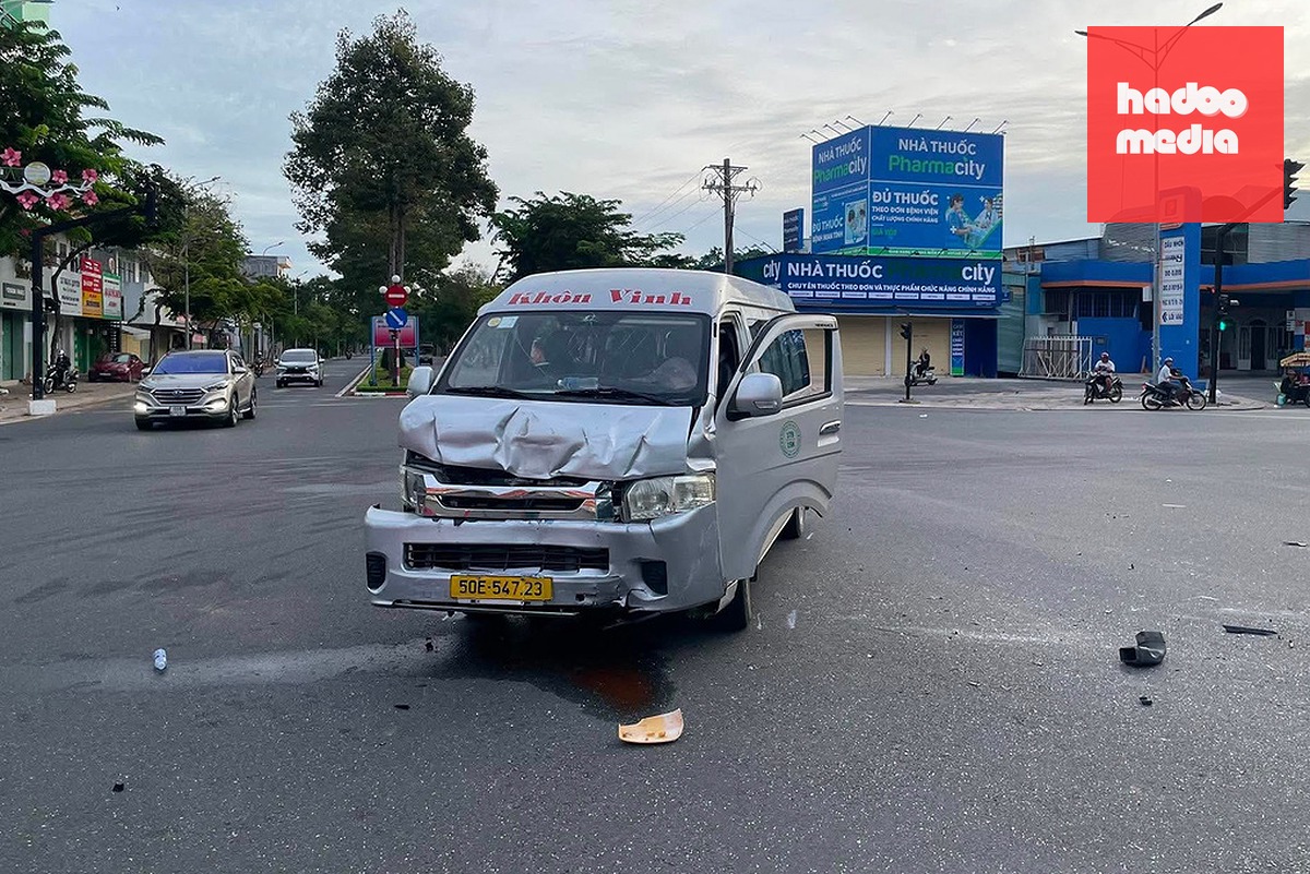 Xe trung chuyển hư hỏng phần đầu. Ảnh: Minh Bằng