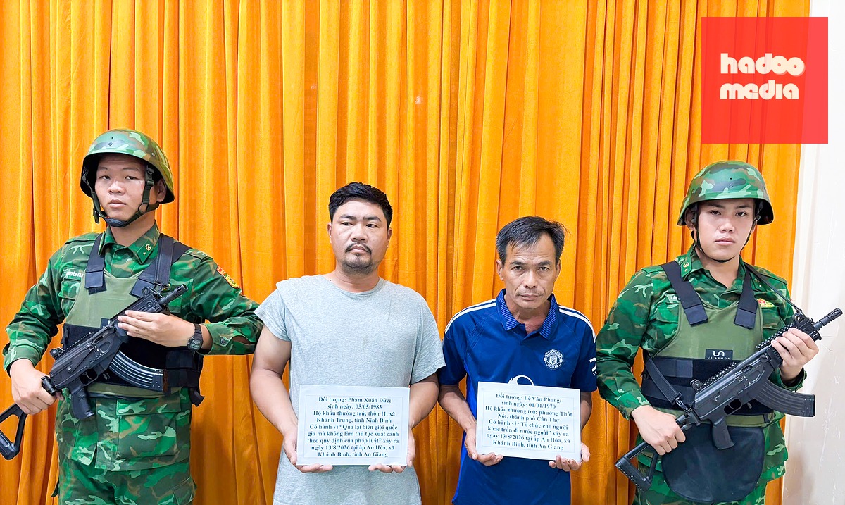 Lực lượng biên phòng An Giang bắt giữ 2 người - Ảnh: TIẾN VINH