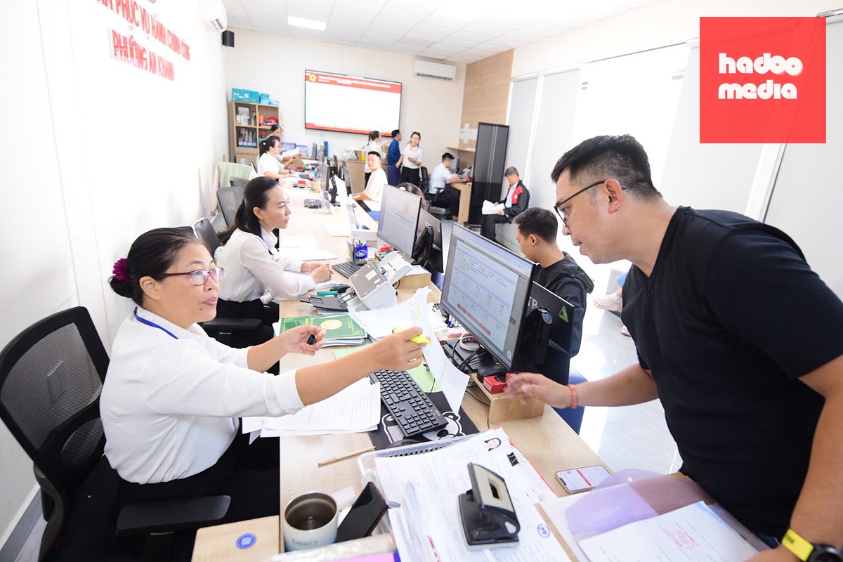 Cán bộ, công chức ở TP.HCM phục vụ người dân - Ảnh: QUANG ĐỊNH