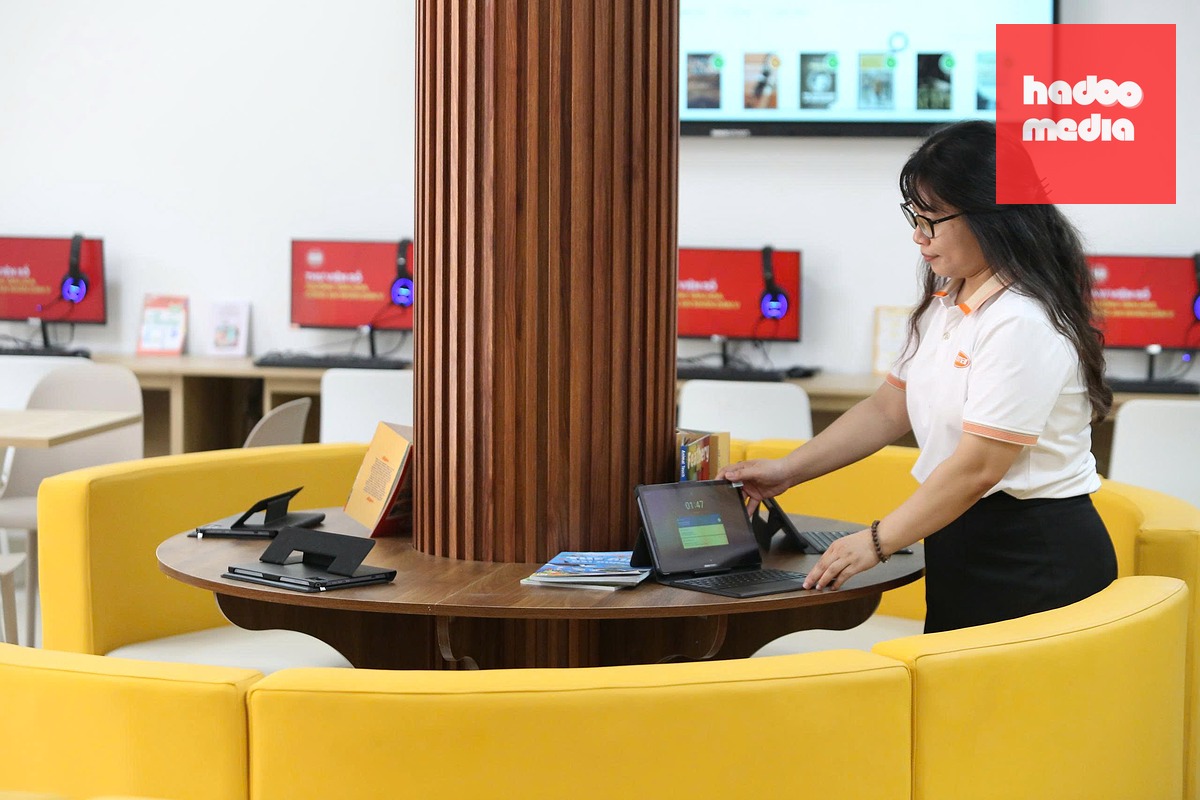 Thư viện trường tích hợp sách giấy và học liệu số trên cùng một hệ thống quản lý nên học sinh dễ dàng tìm sách và mượn nhanh chóng - Ảnh: MINH HÒA