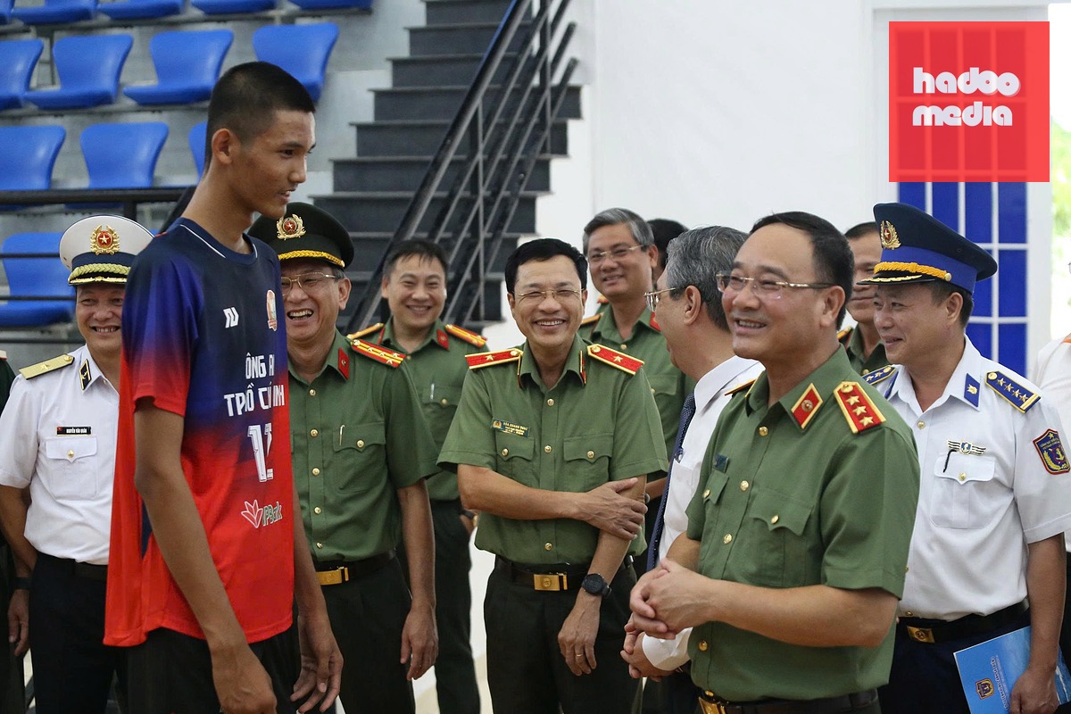 Các đại biểu đi tham quan trường và trò chuyện cùng học sinh - Ảnh: MINH HÒA