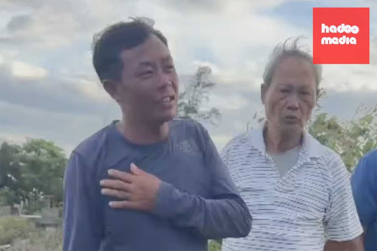 Anh Thanh (góc trái) lúc bơi được trở lại bờ biển xã Đan Hải. Ảnh: Hùng Lê