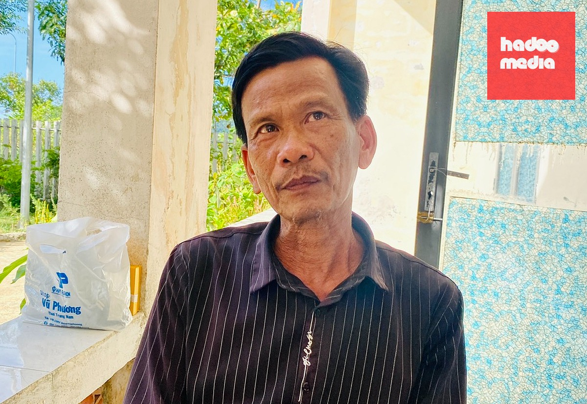 Ông Trần Văn Cừu ngồi ngóng tin con nhiều ngày qua ở Trạm biên phòng Bãi Bắc - Ảnh: TRƯỜNG TRUNG