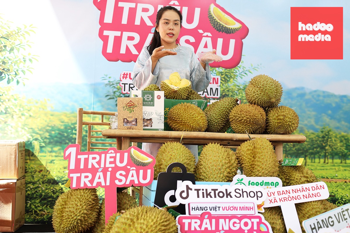 Người dân livestream bán sầu riêng - Ảnh: LÊ TRUNG