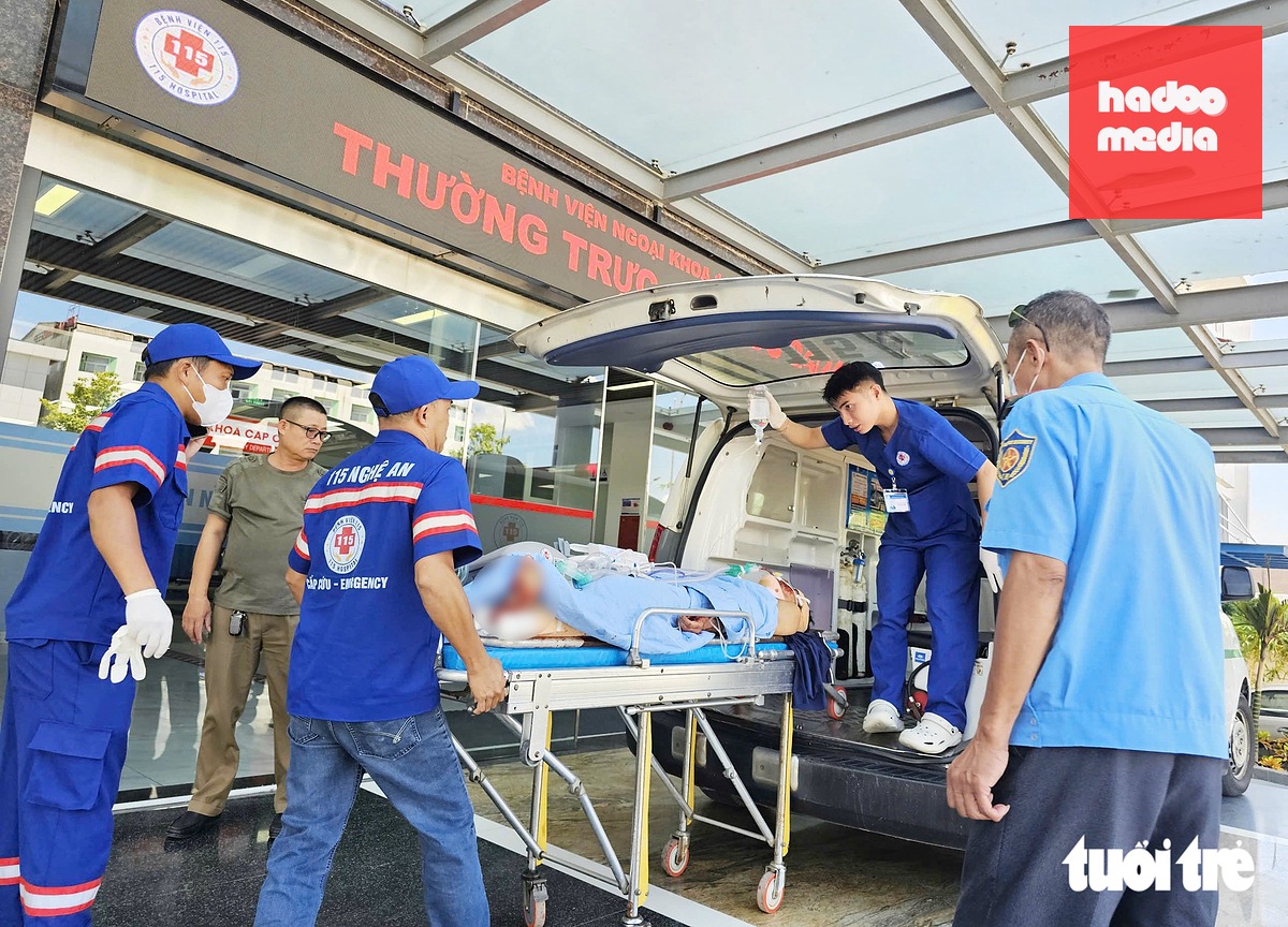Nạn nhân bị thương trong vụ tai nạn được chuyển tới Bệnh viện đa khoa 115 Nghệ An cấp cứu vào trưa 16-8 - Ảnh: TÂM PHẠM