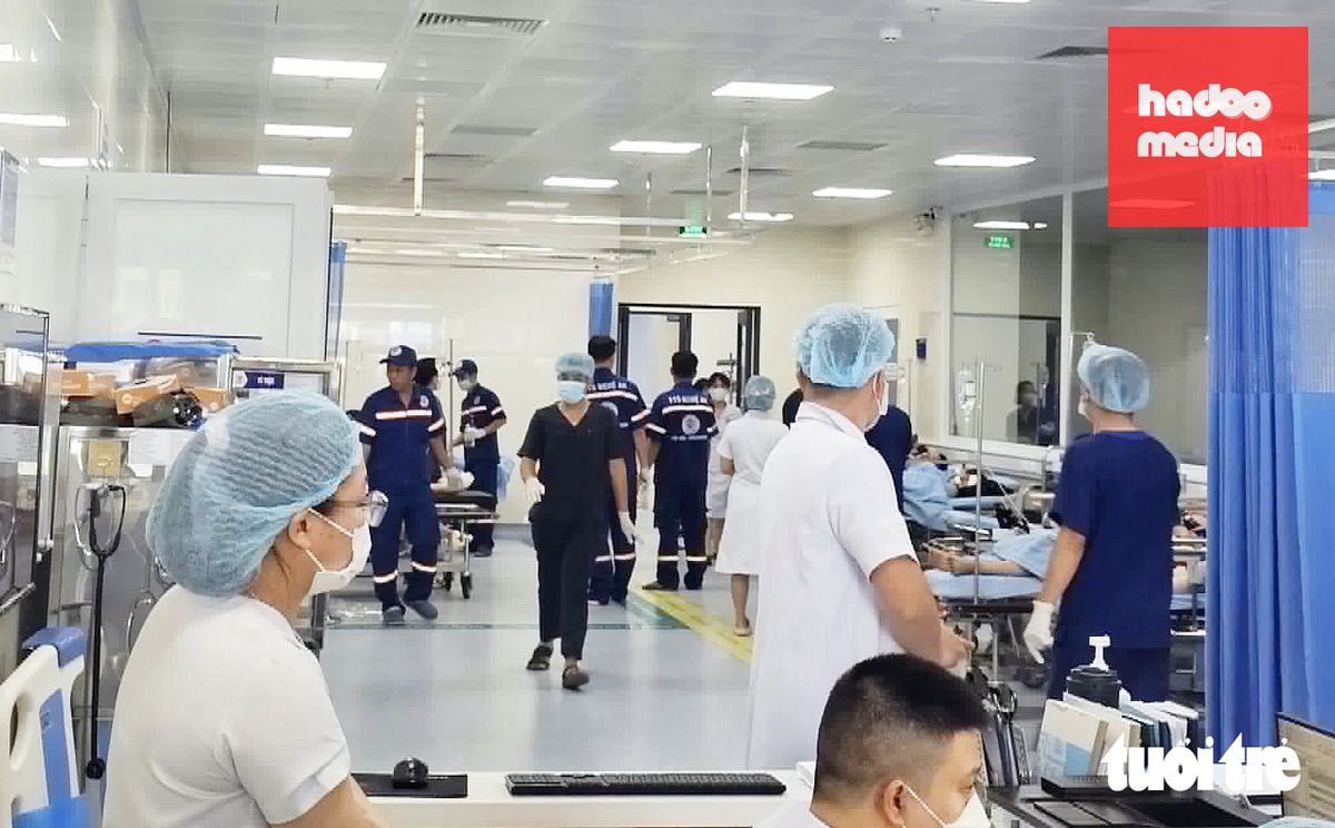Các bác sĩ đang cấp cứu, xử lý vết thương cho nạn nhân trong vụ tai nạn - Ảnh: TÂM PHẠM