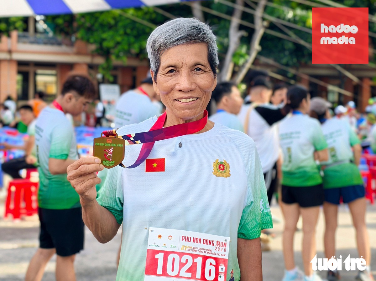 Ông Nguyễn Đắc (81 tuổi) bày tỏ niềm vui sau khi hoàn thành cự ly 10km - Ảnh: NGỌC KHẢI