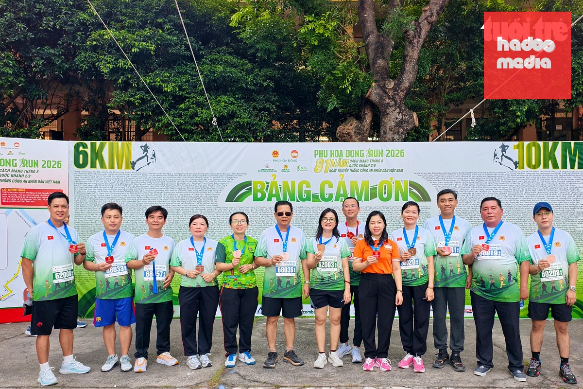 Lãnh đạo xã Phú Hòa Đông và các đại biểu cùng tham gia giải chạy bộ - Ảnh: NGỌC KHẢI